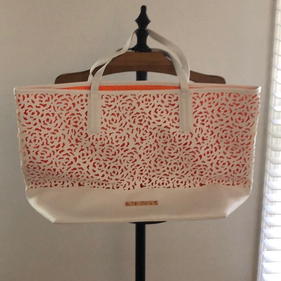 Vince Camuto Beach Bag - Picture 1 of 3